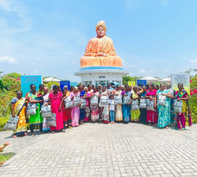 எமது விவேகானந்த பூங்காவில் அன்னையர் தினத்தை முன்னிட்டு 75 தாய்மாருக்கு புதிய உடைகள் அன்பளிப்பு